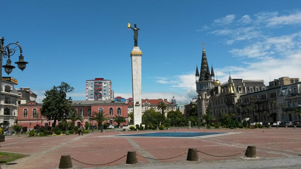 Tengiz'S Apartment On Gorgiladze Batumi Ngoại thất bức ảnh